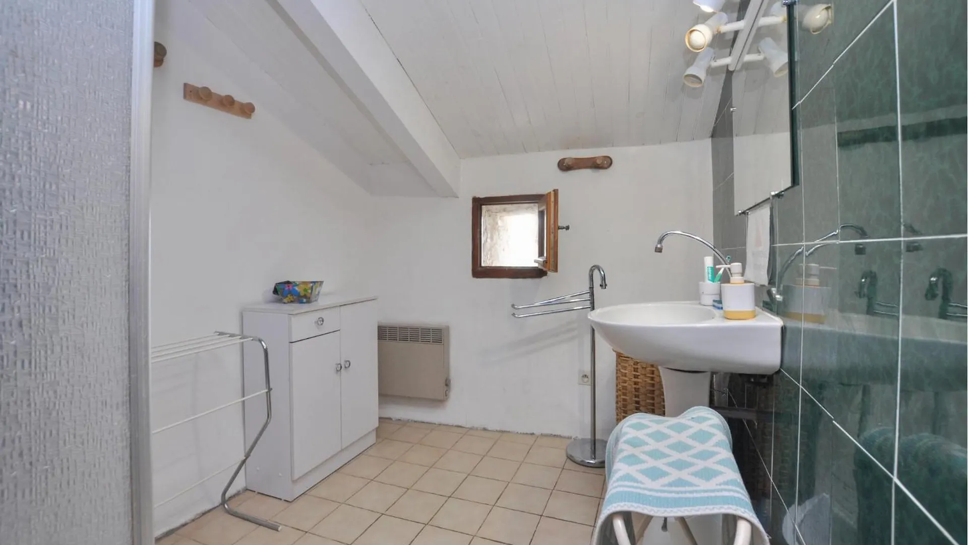 Cozy Home In Vacheres With Private Swimming Pool, Can Be Inside Or Outside Holiday home