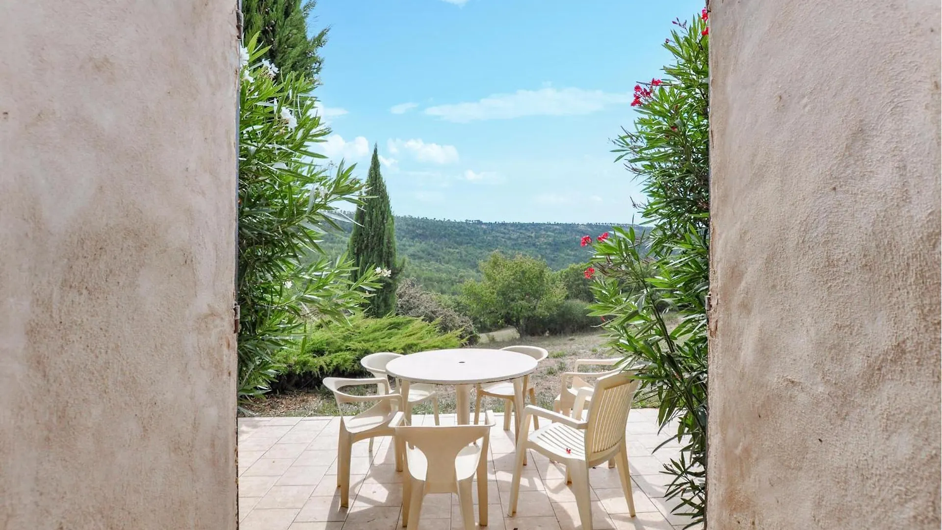 Cozy Home In Vacheres With Private Swimming Pool, Can Be Inside Or Outside 0*,